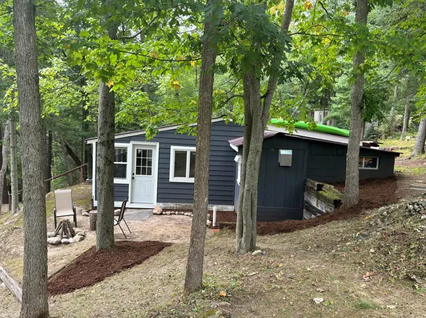 1112 Lake Dr, Harrison, MI 48625