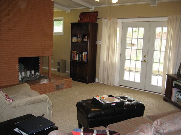 Living room w/ fireplace