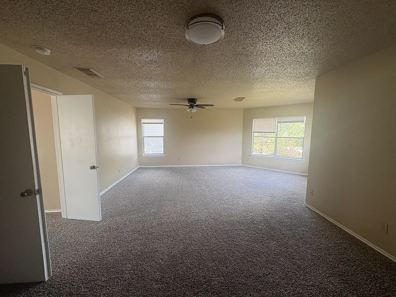 3 bed, 2.5 bath, 2195 sqft, $1,650 — Photo 2
