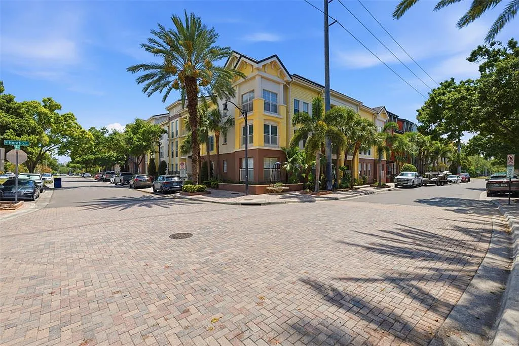 1 bed, 1.0 bath, 789 sqft, $1,950 — Photo 1