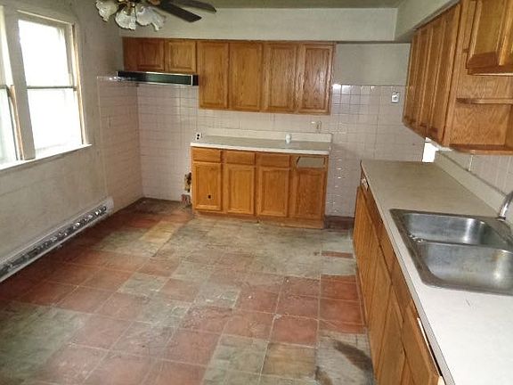 4th image of 1425 Superior St