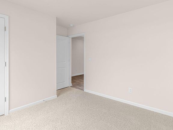 4th image of 216 Grove Dr