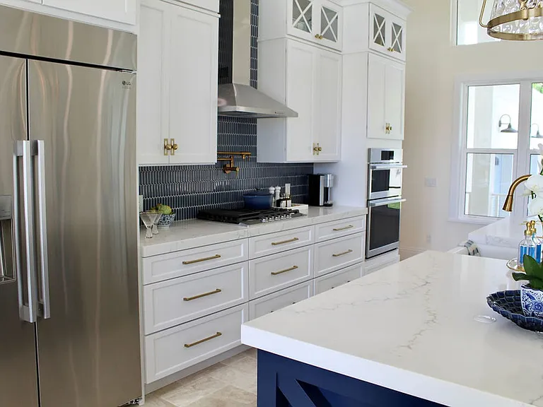 224 N Riverside Dr — Photo 9