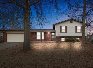 1914 Country Acres Dr, Saint Peters, MO 63376