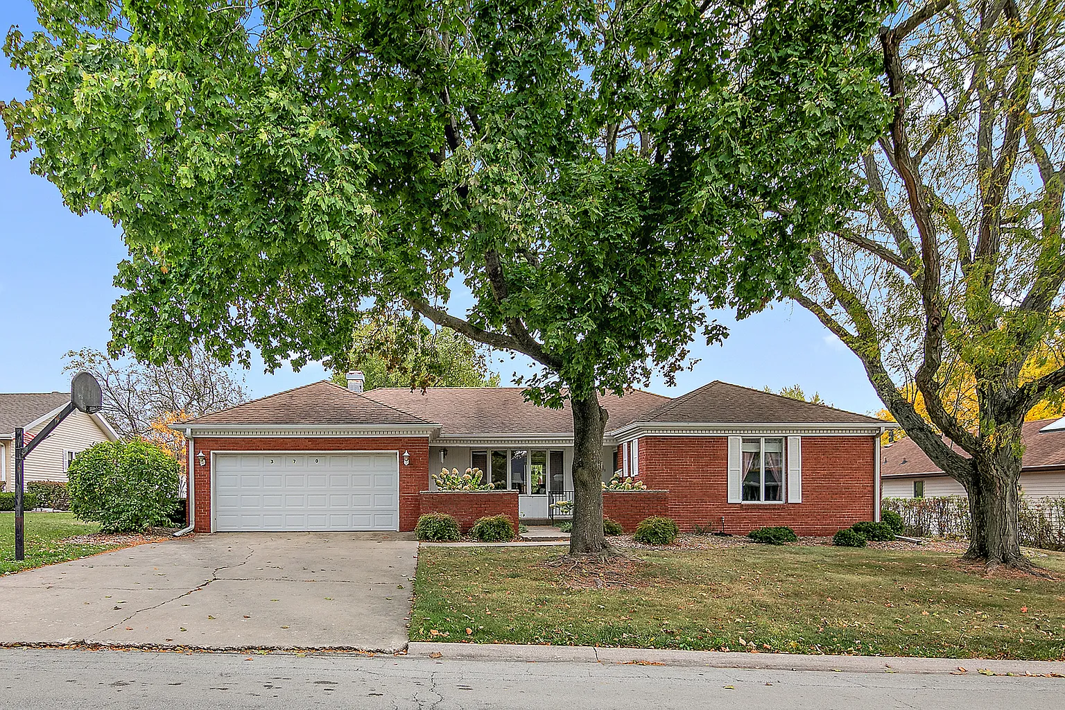 370 Windermere Way photo 1