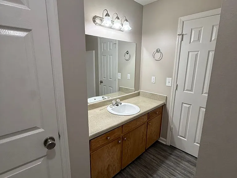 909 Greenland Dr — Photo 13