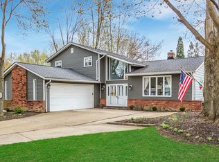 919 Beechers Brook Rd, Mayfield Village, OH 44143