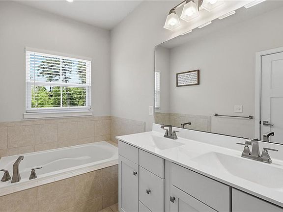 4th image of 1008 Stern Way