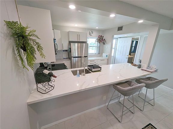 4th image of 130 NE 26th Avenue #403