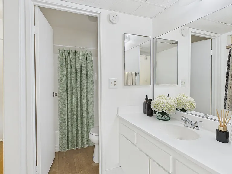 La Cresta Apartments — Photo 20
