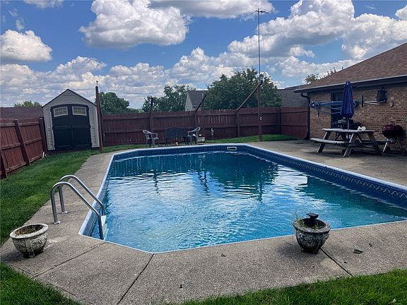 3rd image of 2117 Robinhood Dr