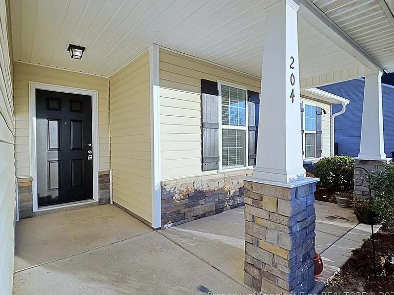204 Feathers Ln — Photo 2
