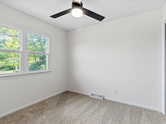 4th image of 404 N Linn St