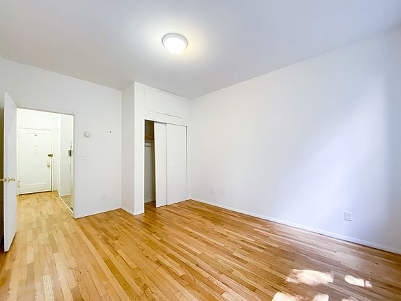 3rd image of 226 E 6th St APT 1C