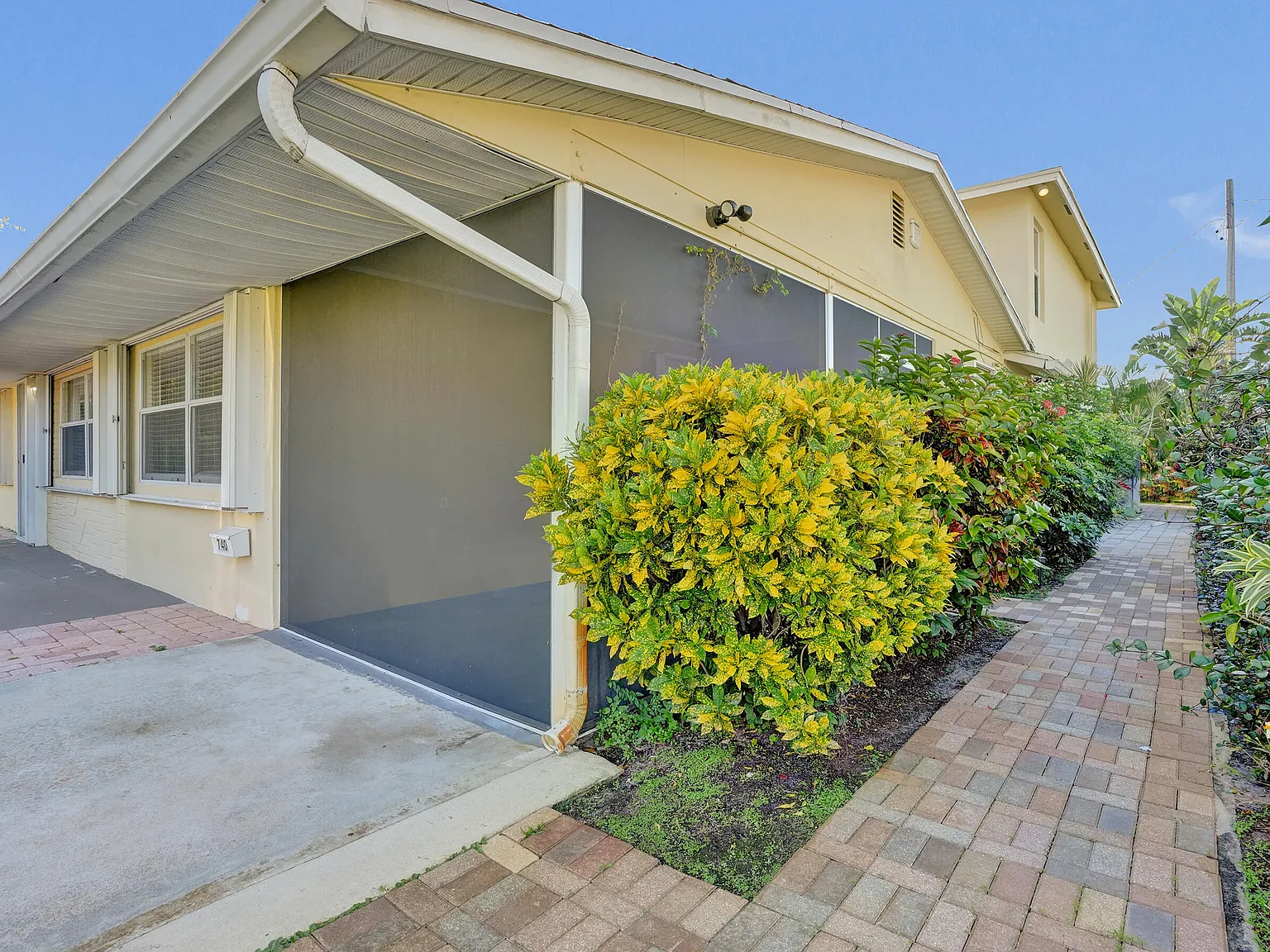 6 bed, 4.0 bath, 2823 sqft, $5,695 — Photo 2