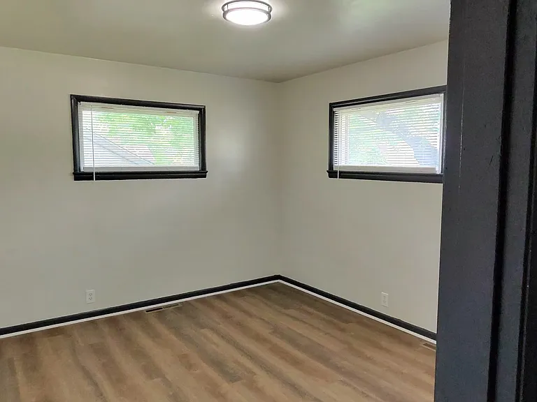 308 Cox St — Photo 5
