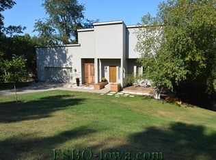 19 E View Pl NE, Iowa City, IA 52240