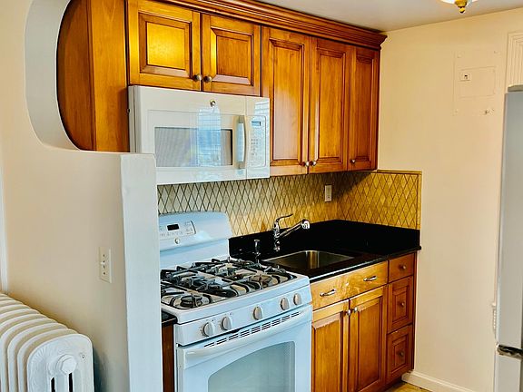 5th image of 48 Hudson Ter APT 2