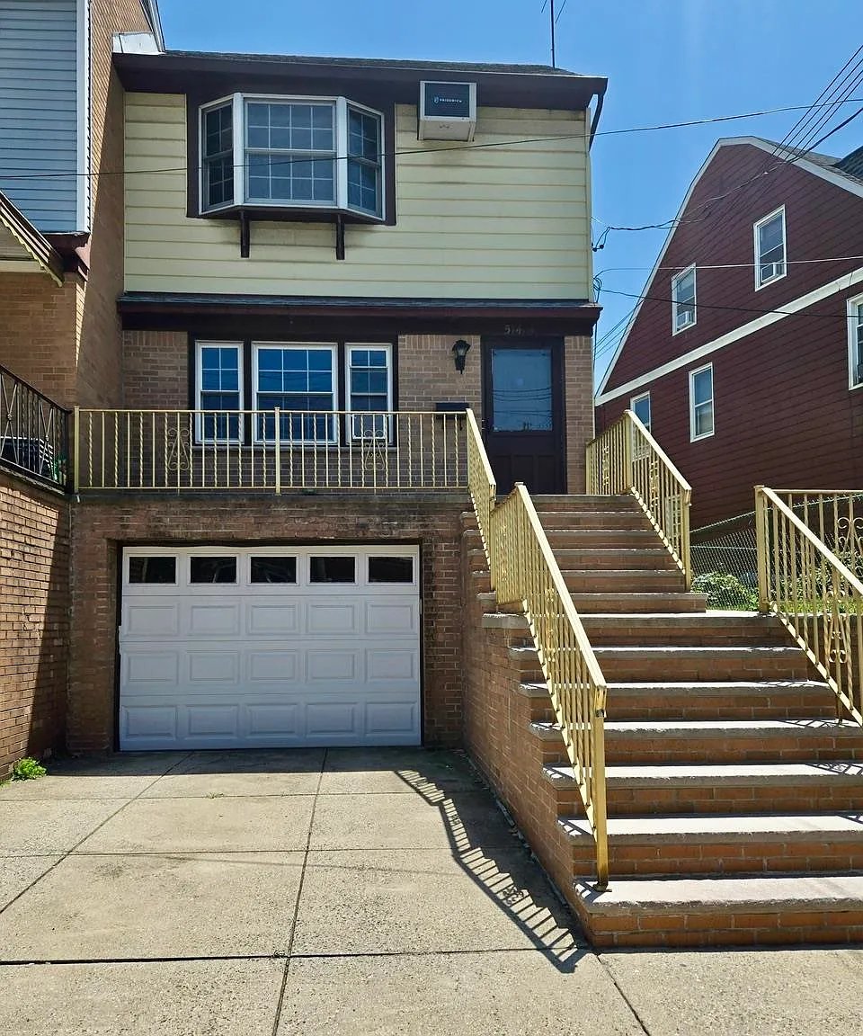 2 bed, 1.0 bath, 1100 sqft, $2,250 — Photo 1