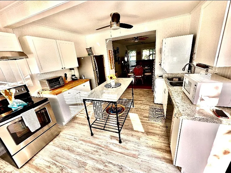 136 S Oleander Ave — Photo 10