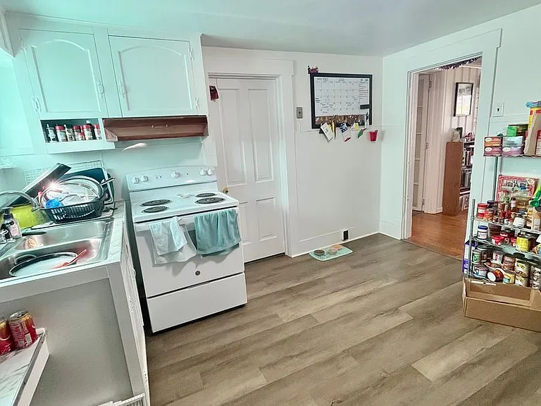 387 E Howard St — Photo 11