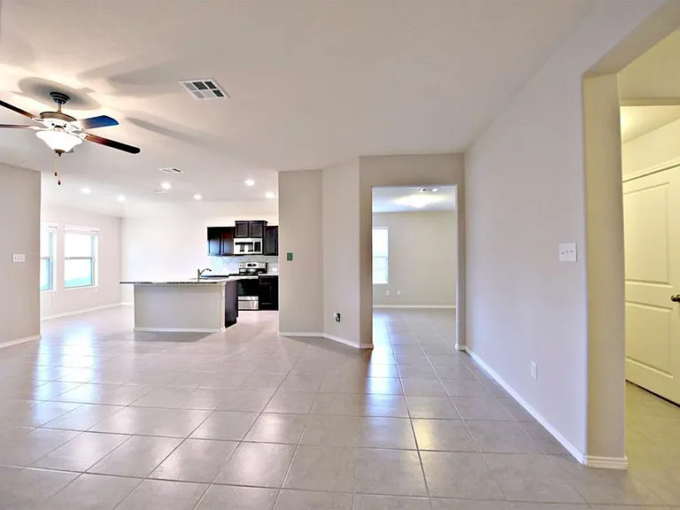828 Hillrose Dr — Photo 6