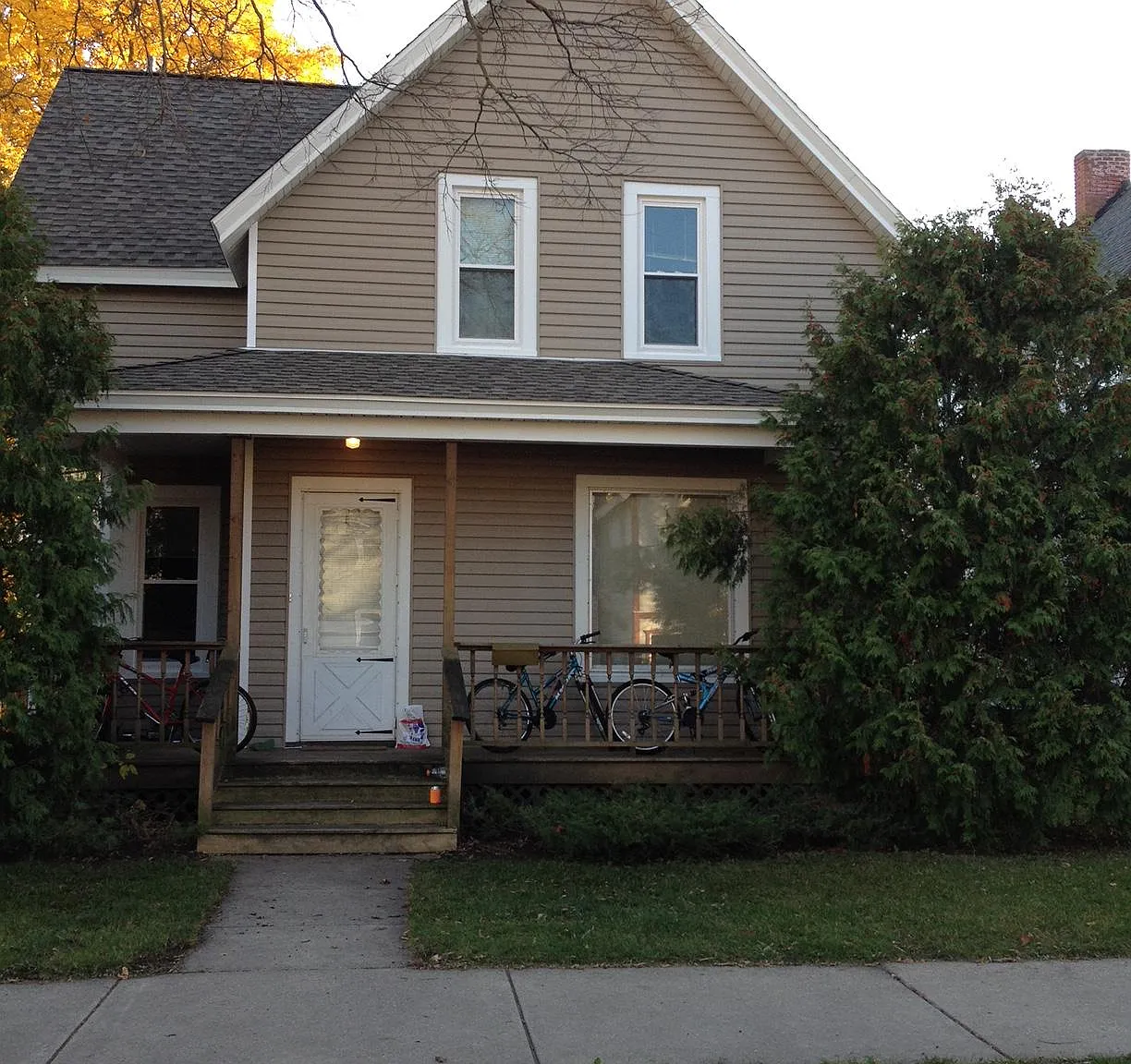 4 bed, 1.5 bath, 1500 sqft, $1,900 — Photo 1