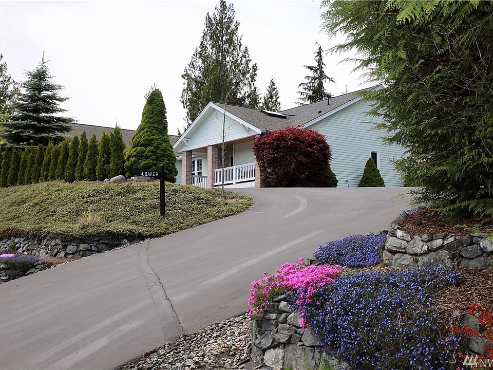 Situated above the main road the driveway has plenty of access and parking.