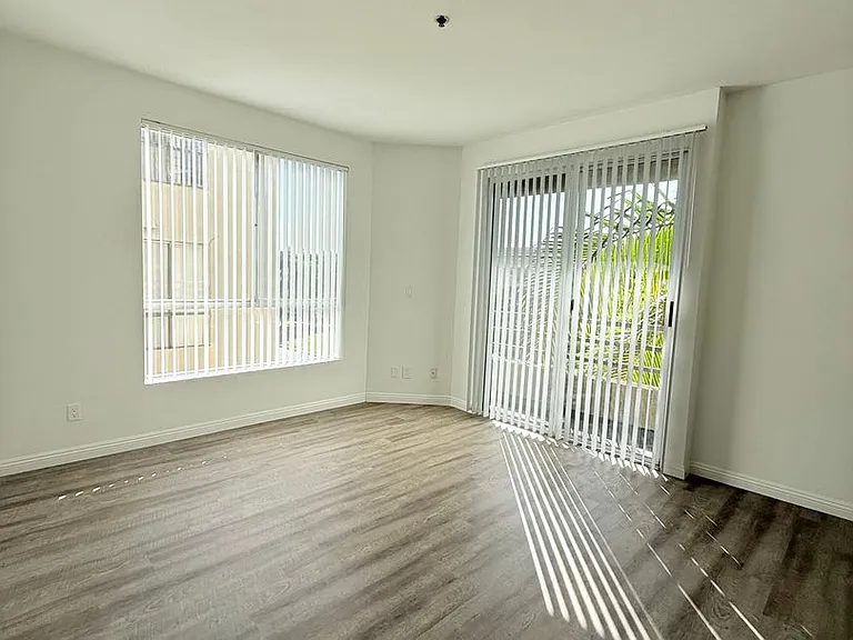 8715 Burton Way - Urban Feel Charming 2 bed 2 bath — Photo 17