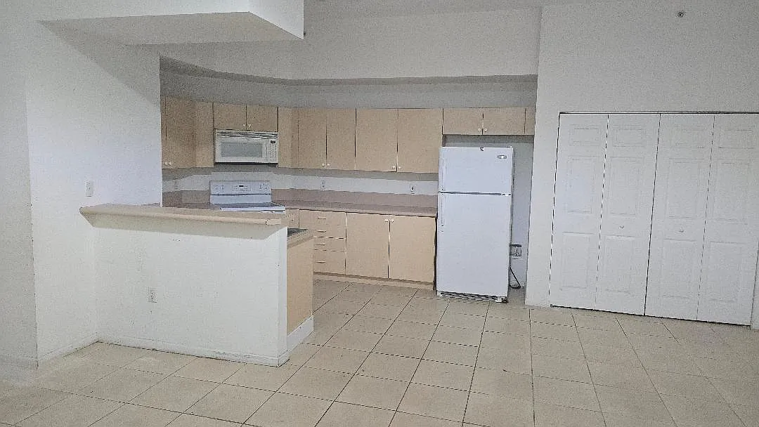3 bed, 2.0 bath, 1338 sqft, $2,300 — Photo 3