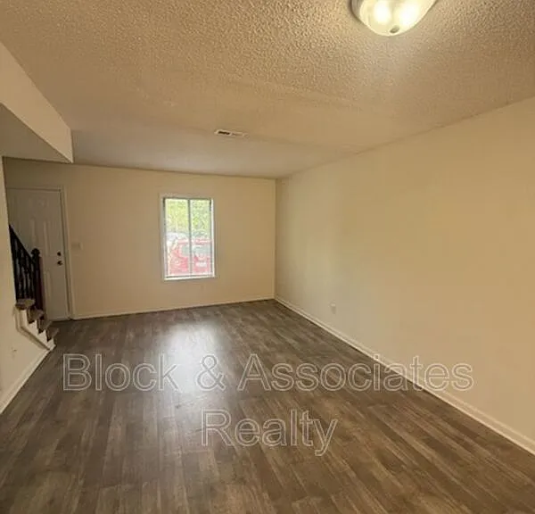 605 Sunset Ave #7 — Photo 4