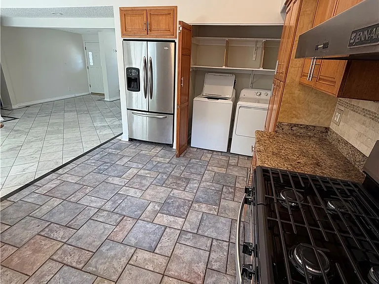 22346 Hartland St — Photo 10