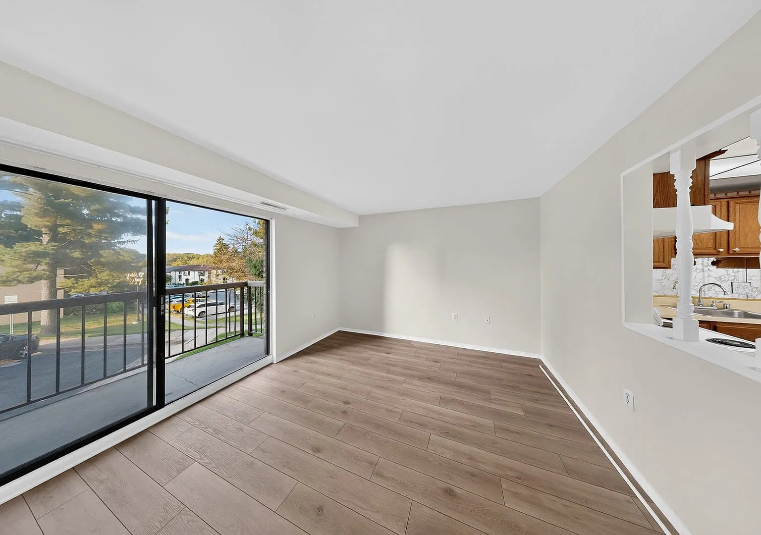 Beautiful Renovation! Spacious And Bright 2bedroom/2bath + Den - Corner Unit! — Photo 2
