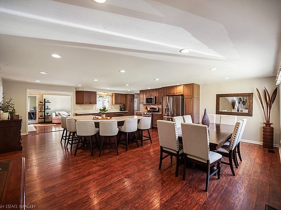 2nd image of 1027 Country Club Ln