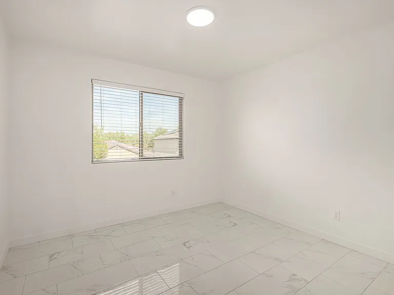 24409 W Sheraton Ln — Photo 26