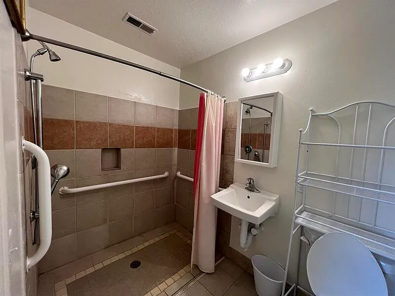 Studio, 1.0 bath, $650 — Photo 4