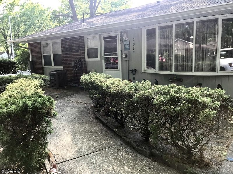 1st image of 207B Huntington Dr