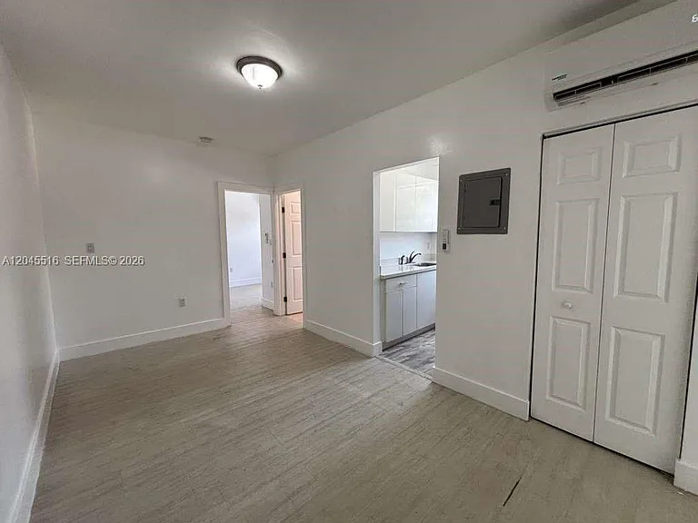 1051 NW 2nd St #10 — Photo 4