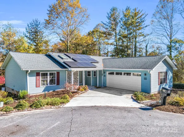 675 New Village Dr, Hendersonville, NC 28791