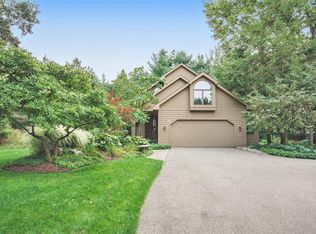 501 Roundtree Ln NE, Ada, MI 49301