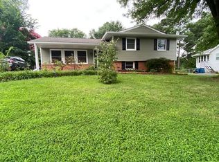 700 E Roanoke Rd, Sterling, VA 20164