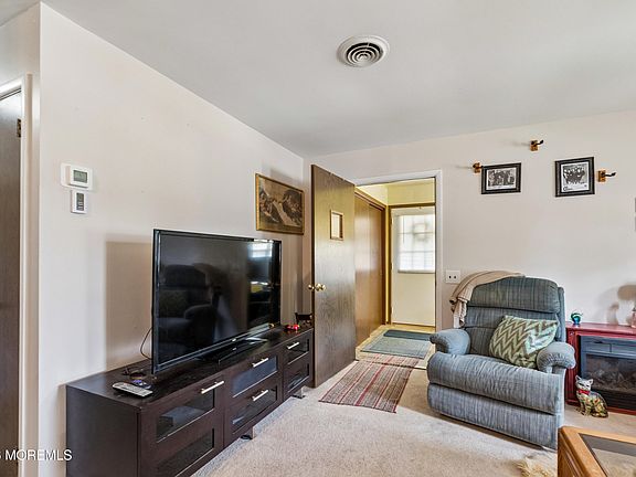 5th image of 10 Bennington Drive #A