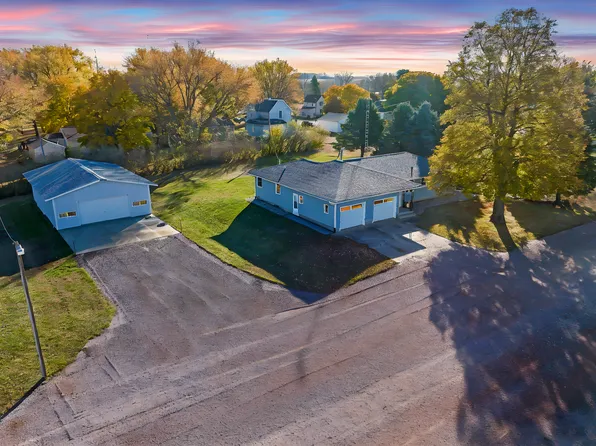 230 N Lindberg Ave, Dunnell, MN 56127