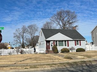 1096 Shelburne Dr, Franklin Square, NY 11010