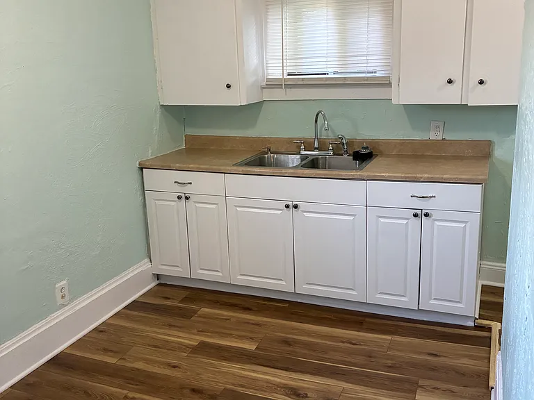 1086 Joy Ave — Photo 4