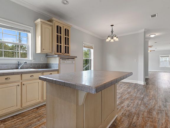 5th image of 374 Woodman Ave