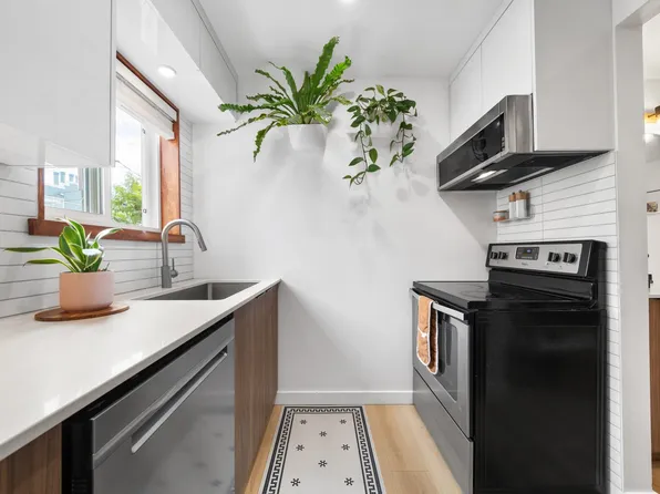 2390 McGill St #140, Vancouver, BC V5L 1C6