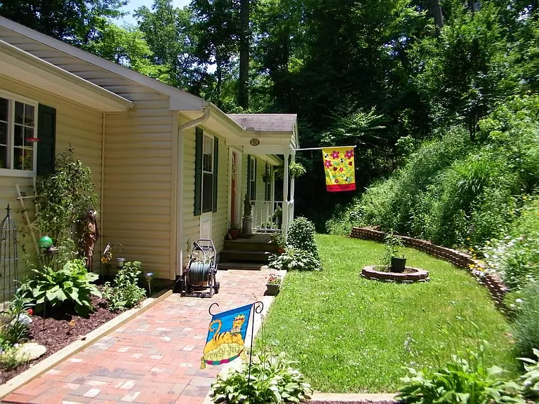 172 Mount Royal Dr — Photo 2