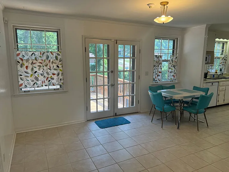 332 Lynn Dr — Photo 6