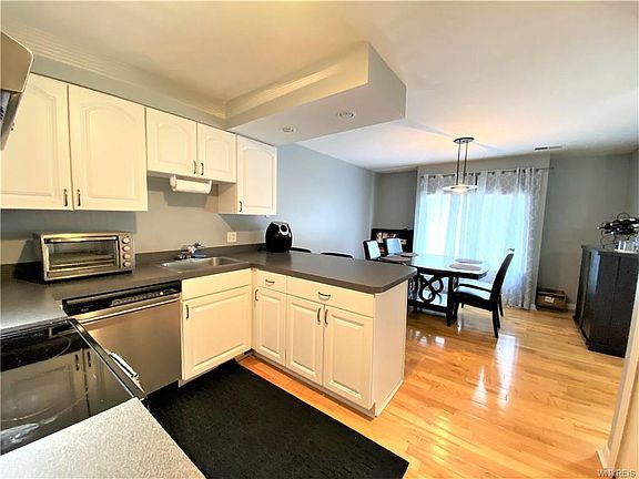 3rd image of 26 Coolbrook Ct